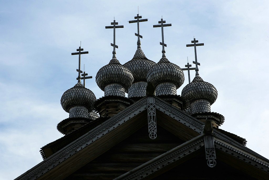 Кижи церковь покрова. Покровская Церковь на острове Кижи. Кижи музей заповедник купола. Архитектурный ансамбль Кижи Церковь Покрова Богородицы. Девятиглавая Церковь Кижского погоста.